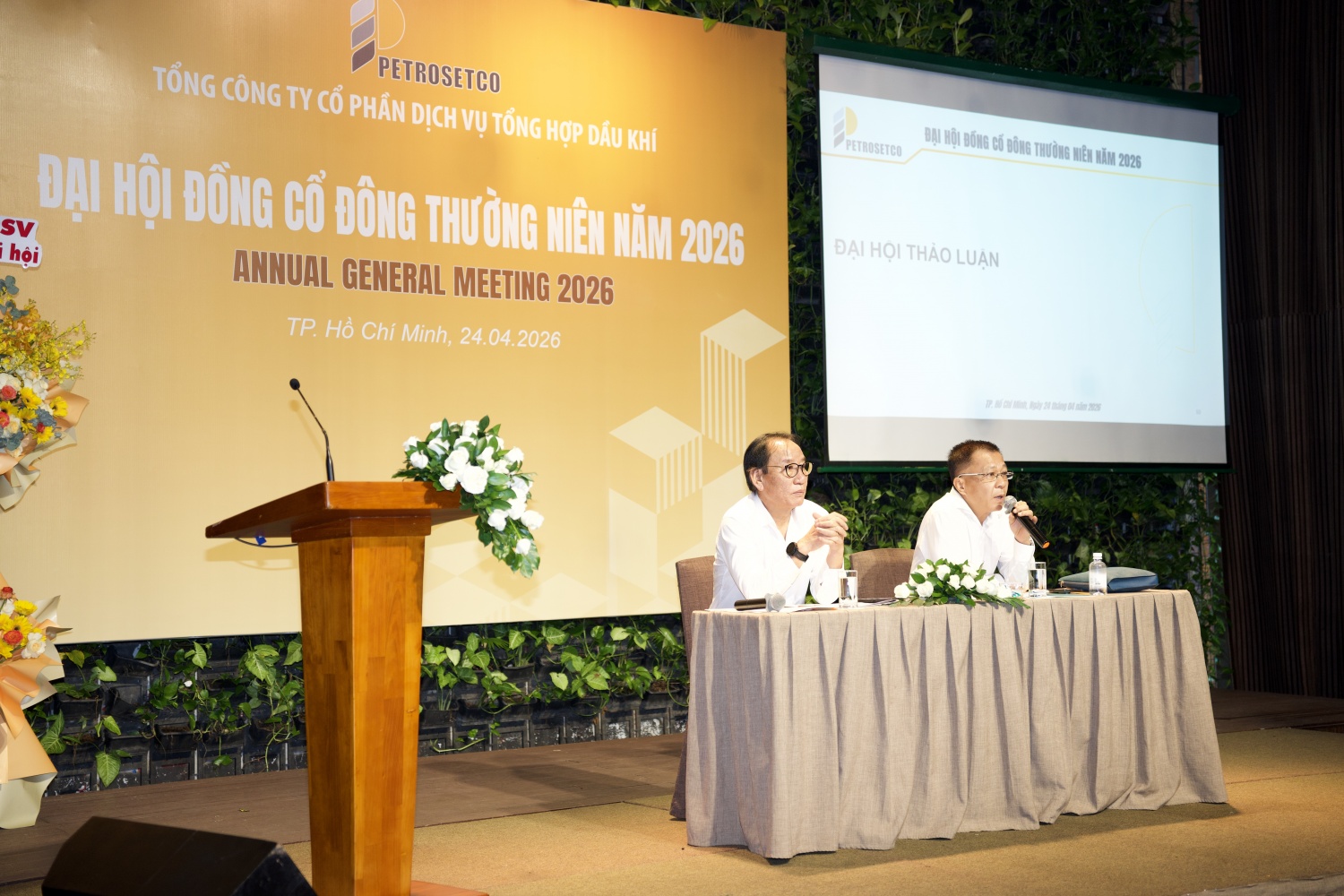 Ban lãnh đạo PETROSETCO trao đổi, giải đáp các ý kiến của cổ đông tại Đại hội đồng cổ đông thường niên năm 2026.