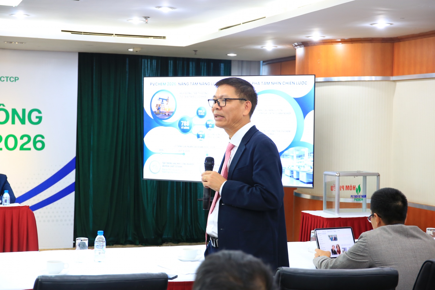 Ông Trần Ngọc Lan - Ủy viên HĐQT PVChem trả lời cổ đông về lĩnh vực dung dịch khoan và hóa chất.