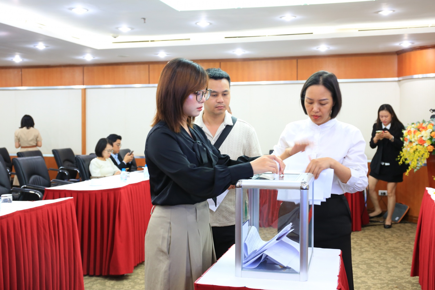 Các cổ đông bỏ phiếu thông qua các nội dung