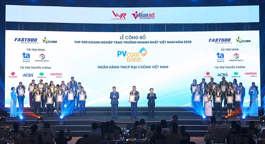 Ông Nguyễn Thành Công – Giám đốc vùng 4, 5, Khối KHCN PVcomBank đại diện Ngân hàng nhận giải thưởng Top 500 Doanh nghiệp tăng trưởng nhanh nhất Việt Nam