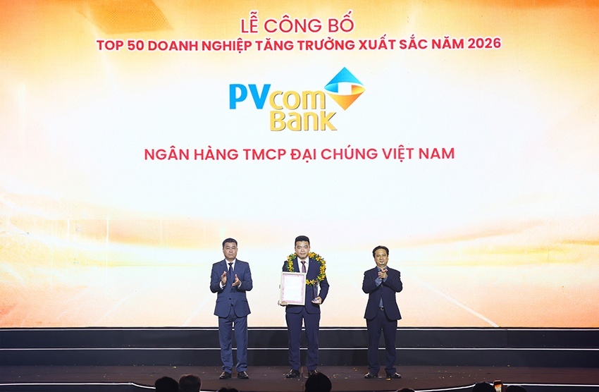 Ông Ngô Hồng Dương – Giám đốc vùng 7, Khối KHCN đại diện Ngân hàng nhận giải thưởng Top 50 Doanh nghiệp tăng trưởng xuất sắc Việt Nam