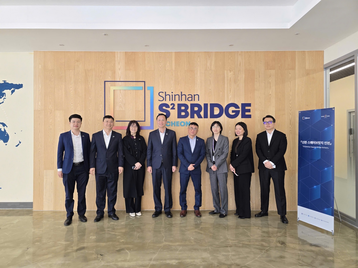 Đoàn công tác Petrovietnam tại Shinhan Square Bridge Incheon - nền tảng hỗ trợ tăng trưởng startup thông qua hợp tác công - tư.