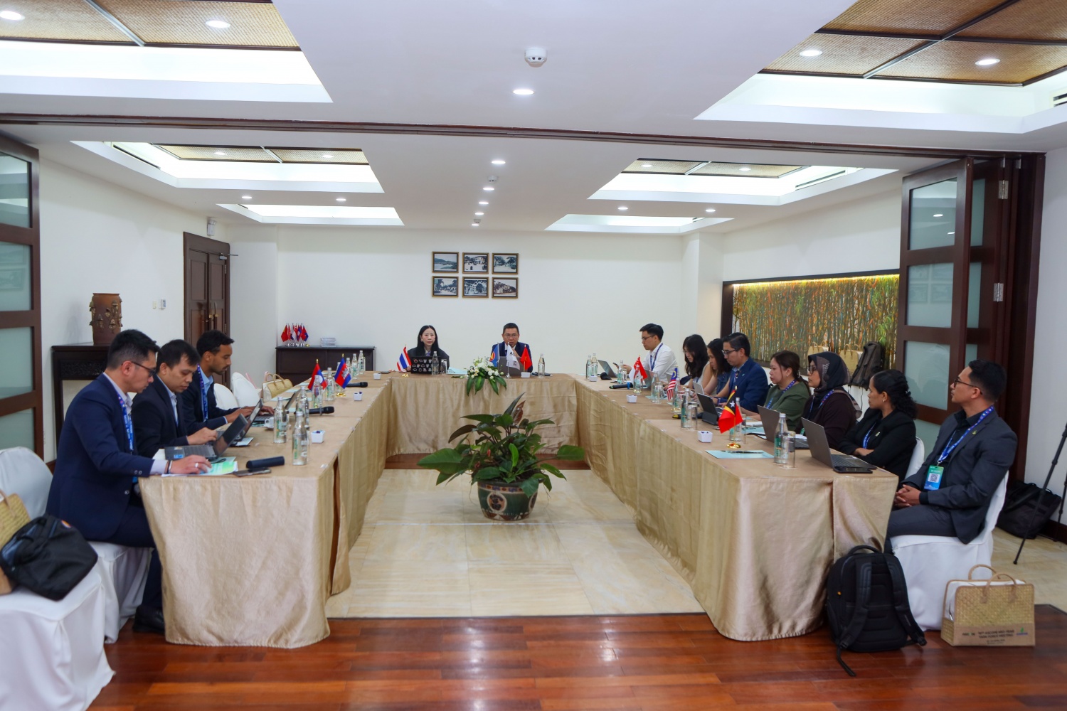 Các tiểu ban tiến hành thảo luận, chia sẻ về nhiều lĩnh vực như E&P, năng lượng sạch, khí...