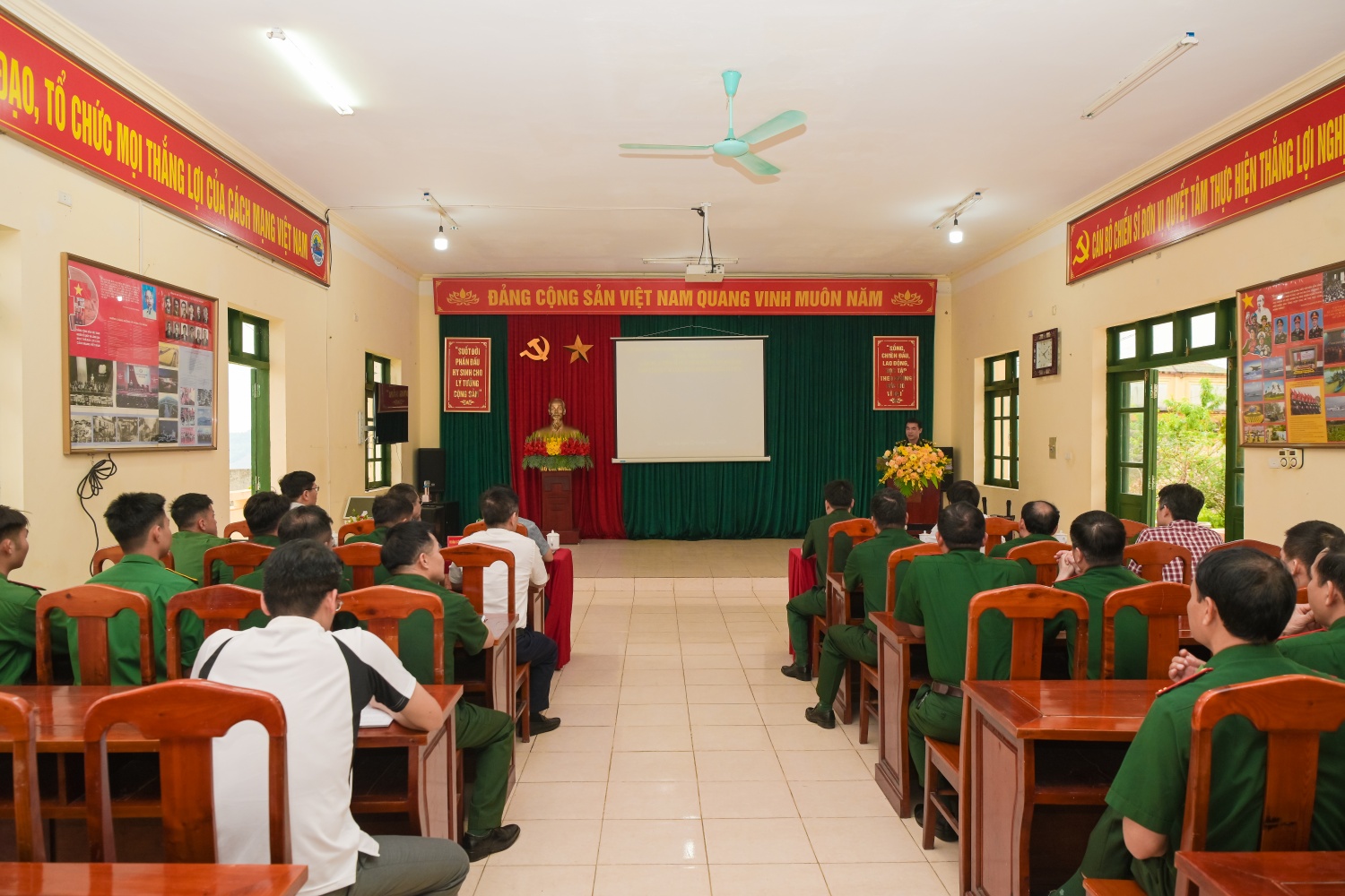 Trong căn phòng nhỏ đơn sơ, Trung tá Nguyễn Văn Thu chia sẻ về những kết quả nổi bật trong công tác quản lý, bảo vệ biên giới và hỗ trợ nhân dân trên địa bàn thời gian qua