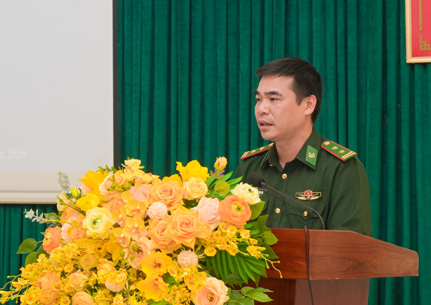 Trung tá Nguyễn Văn Thu – Đồn trưởng Đồn Biên phòng Sin Suối Hồ – chậm rãi chia sẻ với đoàn công tác Petrovietnam về những nhiệm vụ mà cán bộ, chiến sĩ nơi đây đang ngày đêm đảm nhiệm, từ bảo vệ chủ quyền biên giới đến gắn bó, hỗ trợ người dân trên địa bàn.