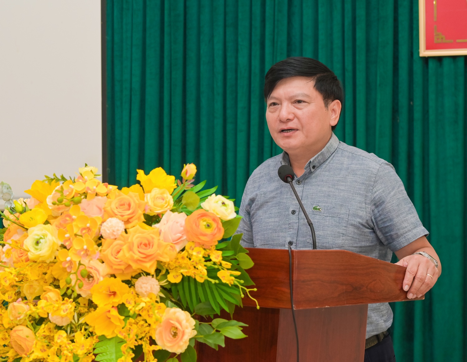 Ông Lê Anh Chiến – Phó Ban Tuyên giáo và Dân vận Đảng ủy Petrovietnam chia sẻ với cán bộ, chiến sĩ về tình hình hoạt động của Tập đoàn, những định hướng phát triển cũng như vai trò, trách nhiệm của Petrovietnam trong bảo đảm an ninh năng lượng và thực hiện công tác an sinh xã hội.