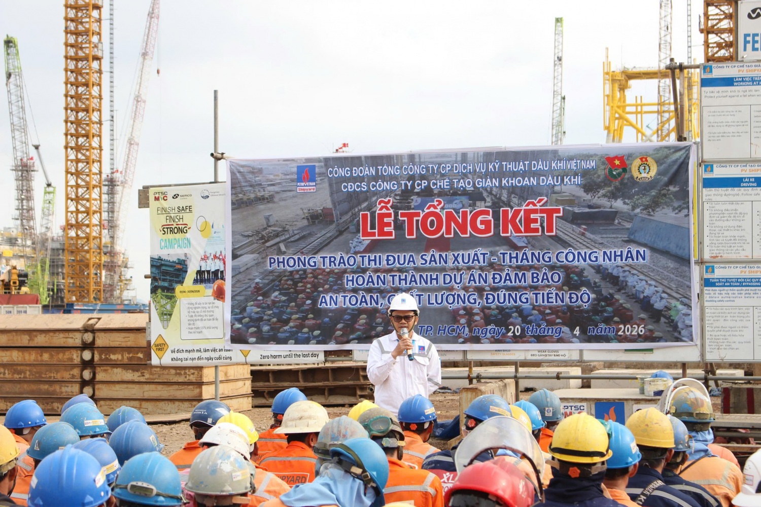 Đại diện lãnh đạo PV Shipyard đề ra các yêu cầu về tiêu chuẩn kỹ thuật, an toàn và tiến độ, nhấn mạnh sự phối hợp chặt chẽ giữa tổ chức sản xuất và các chương trình thi đua tại công trường.