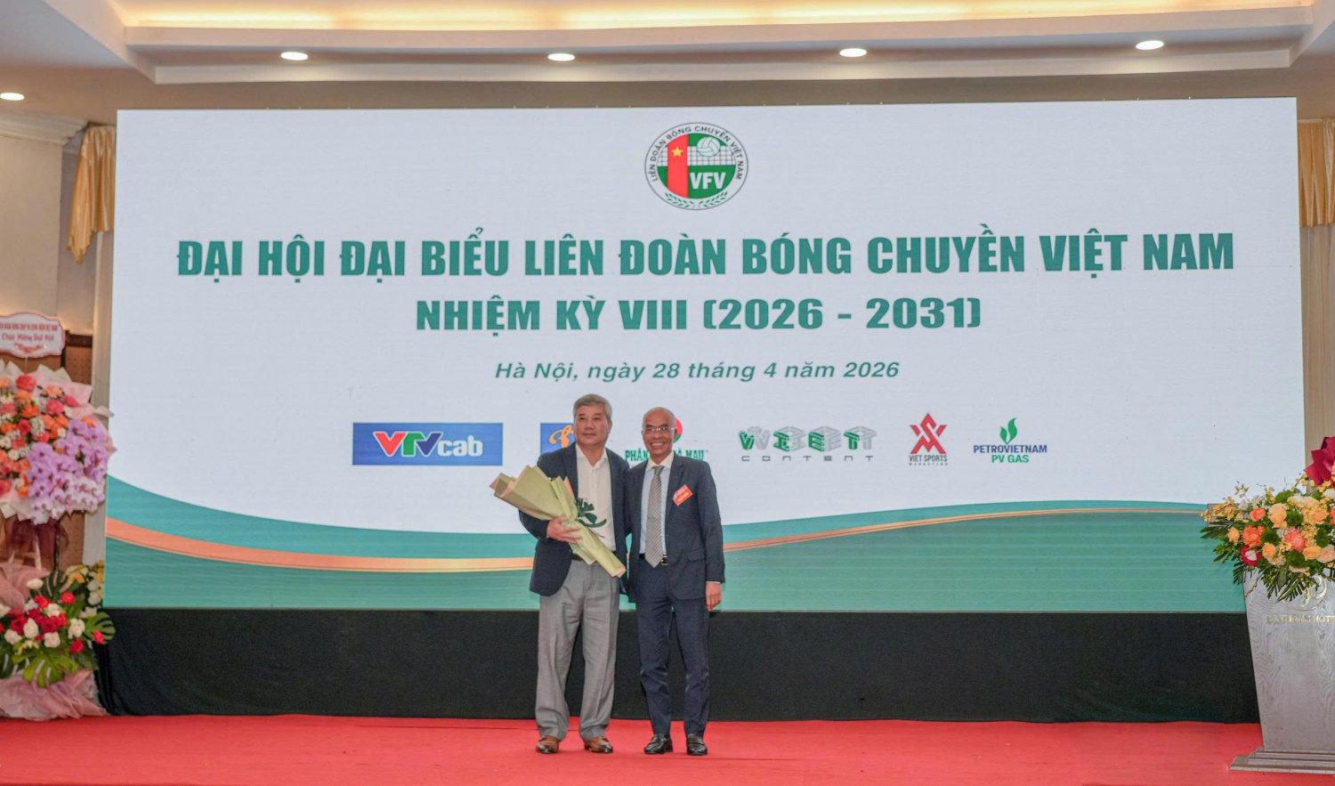 Phó Tổng Giám đốc Petrovietnam Đỗ Chí Thanh nhận hoa tri ân từ ông Dương Mạnh Tiến - Chủ tịch Liên đoàn Bóng chuyền Việt Nam.