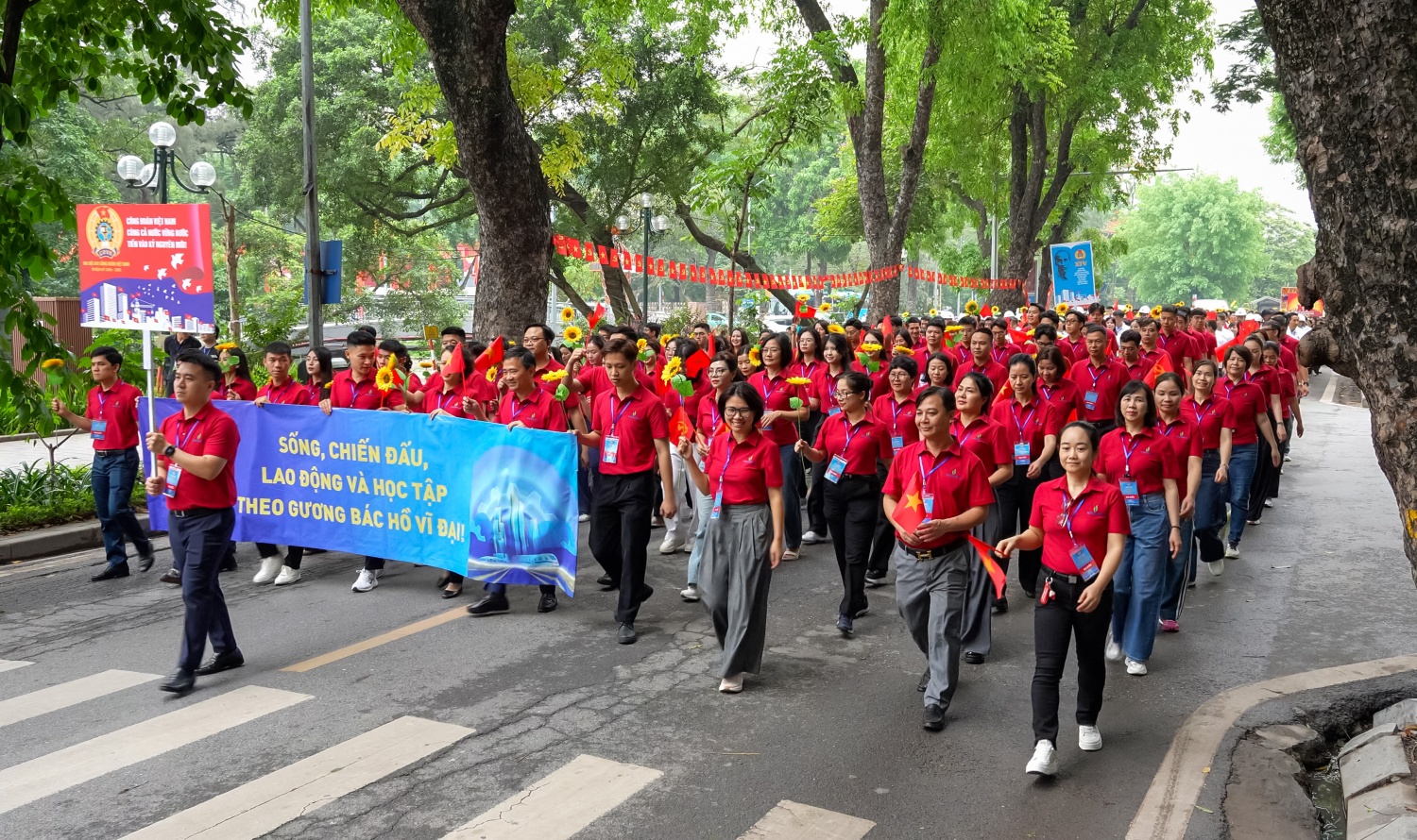Cán bộ, công nhân, người lao động Petrovietnam tham gia đoàn diễu hành.
