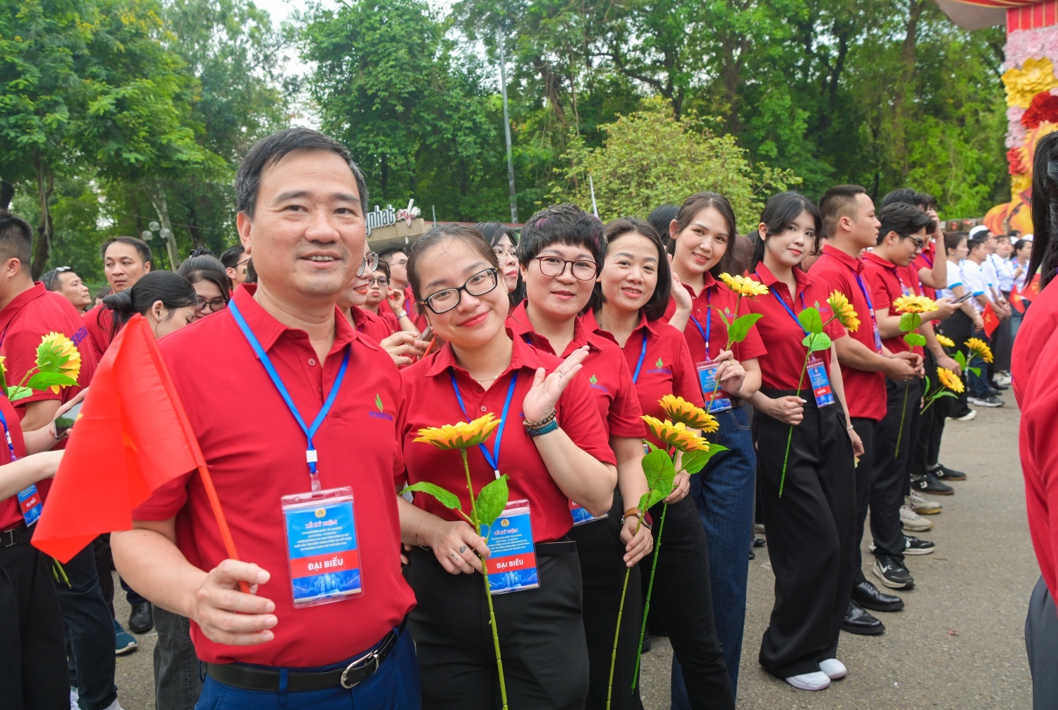 Phó Chủ tịch Công đoàn Petrovietnam Vũ Anh Tuấn cùng cán bộ, công nhân, người lao động Petrovietnam tham gia đoàn diễu hành.