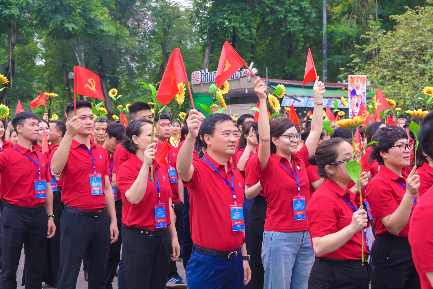 Phó Chủ tịch Công đoàn Petrovietnam Vũ Anh Tuấn cùng cán bộ, công nhân, người lao động Petrovietnam tham gia đoàn diễu hành