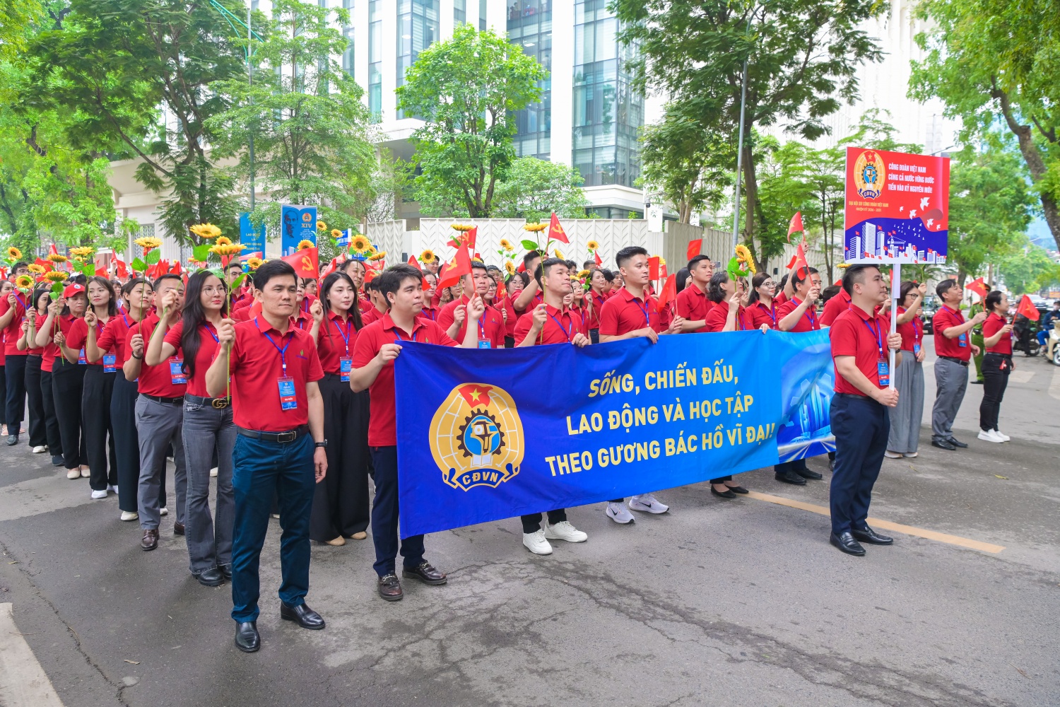 Người lao động Petrovietnam tham gia diễu hành với khí thế sôi nổi.