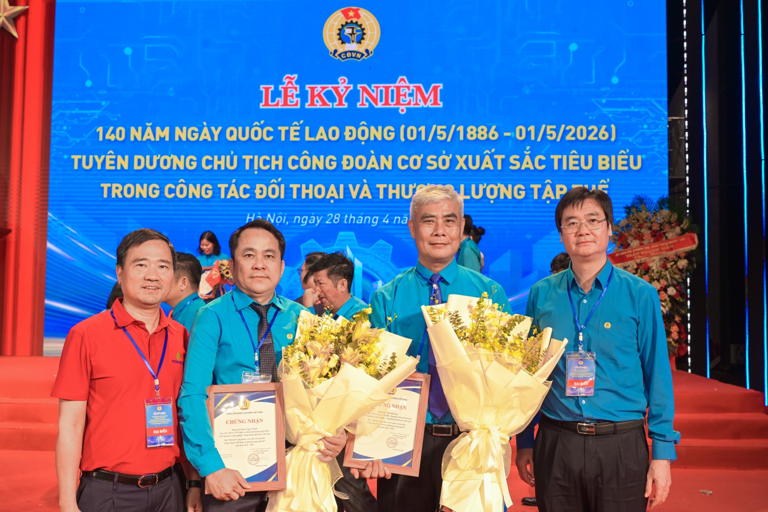 Trong đó, Công đoàn Petrovietnam có 2 cá nhân tiêu biểu được tuyên dương gồm: Đồng chí Huỳnh Ngọc Thành - Chủ tịch Công đoàn cơ sở Công ty CP Dịch vụ Dầu khí Quảng Ngãi PTSC và đồng chí Trần Hải Nam - Chủ tịch Công đoàn cơ sở Công ty CP Xăng dầu Dầu khí Sài Gòn.