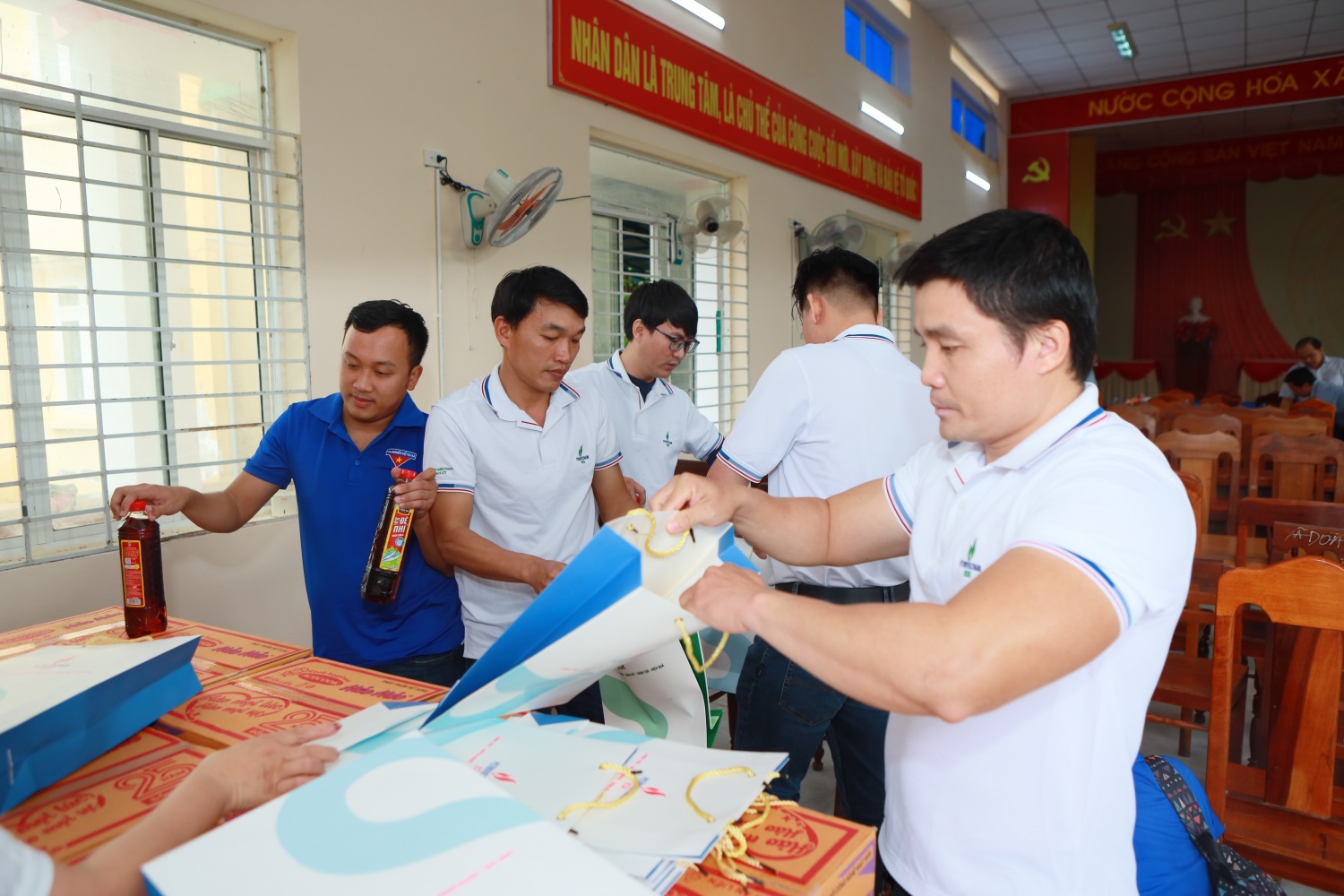 Người lao động Petrovietnam vận chuyển các nhu yếu phẩm đến người dân bị ảnh hưởng do thiên tai gây ra.