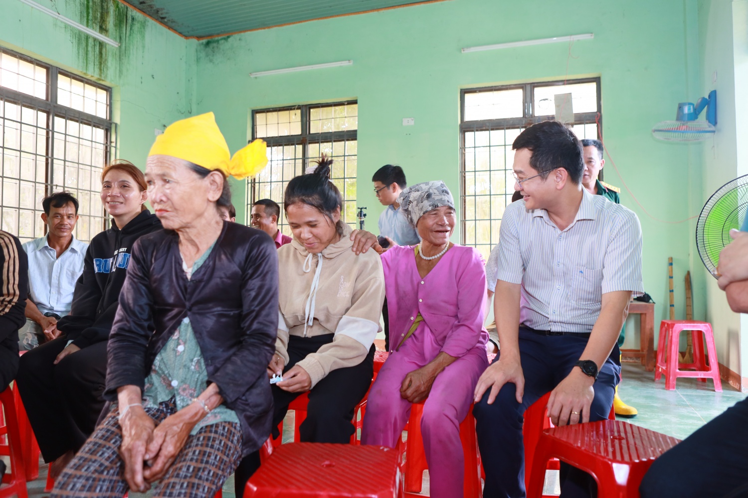Bên cạnh những phần quà ý nghĩa, người lao động Petrovietnam cũng thăm hỏi, động viên người dân và mong đồng bào bị thiên tai sẽ vượt qua khó khăn, sớm ổn định cuộc sống.