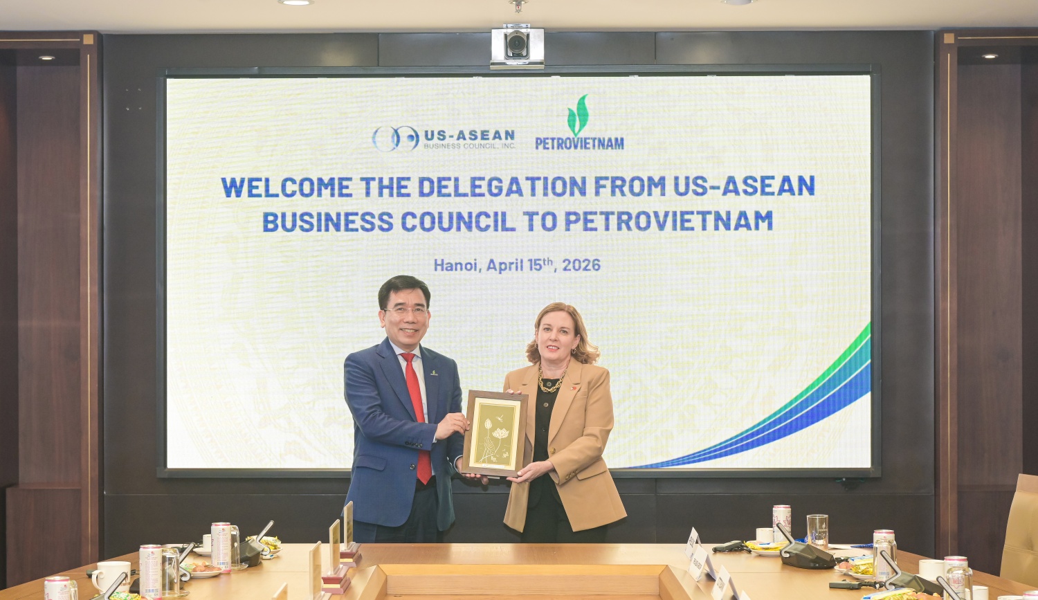 Ông Lê Xuân Huyên tặng quà lưu niệm cho Đoàn doanh nghiệp cấp cao Hội đồng Kinh doanh Hoa Kỳ - ASEAN.