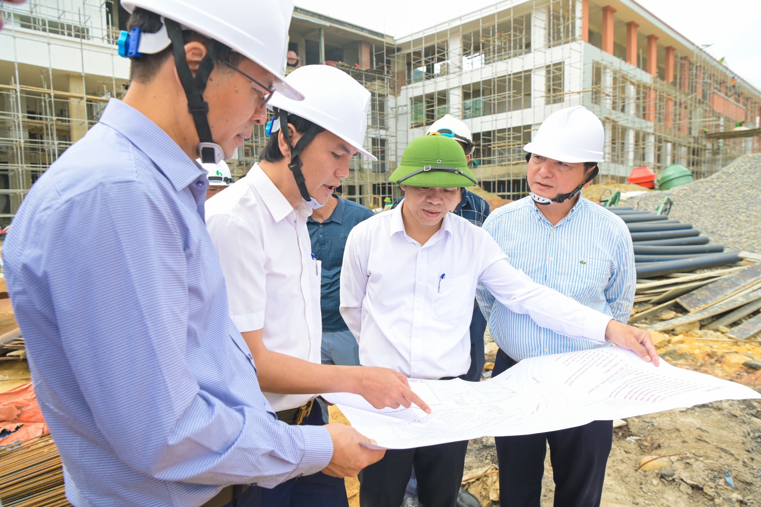 Đoàn công tác Petrovietnam nghe báo cáo về các hạng mục công trình và tiến độ hoàn thành dự án