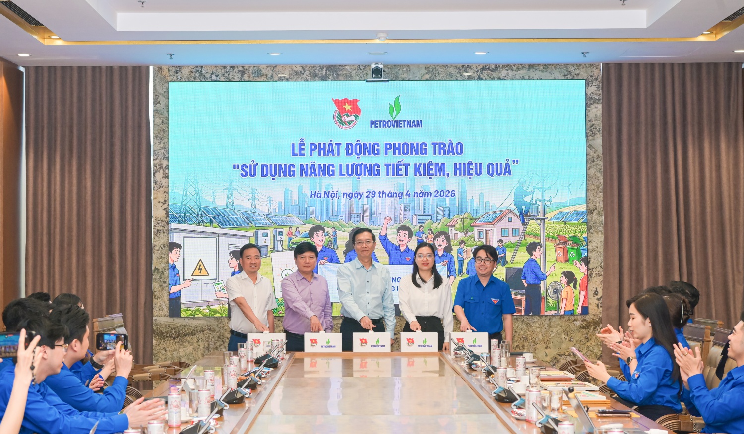 Các đại biểu thực hiện nghi thức phát động phong trào “Sử dụng năng lượng tiết kiệm, hiệu quả”