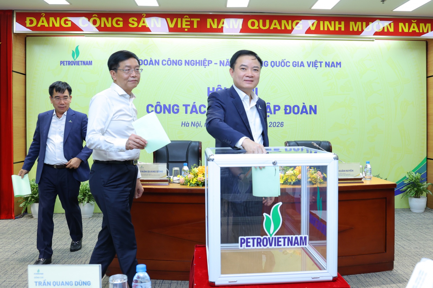 Các đại biểu bỏ phiếu giới thiệu nhân sự