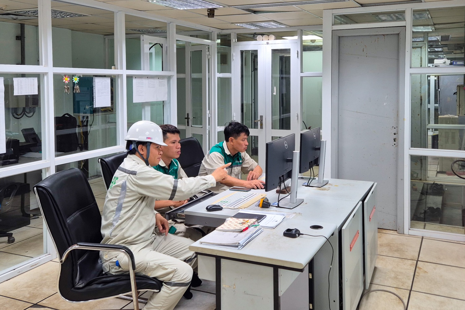 Các nhân sự vận hành Nhà máy Nhiên liệu sinh học Dung Quất.