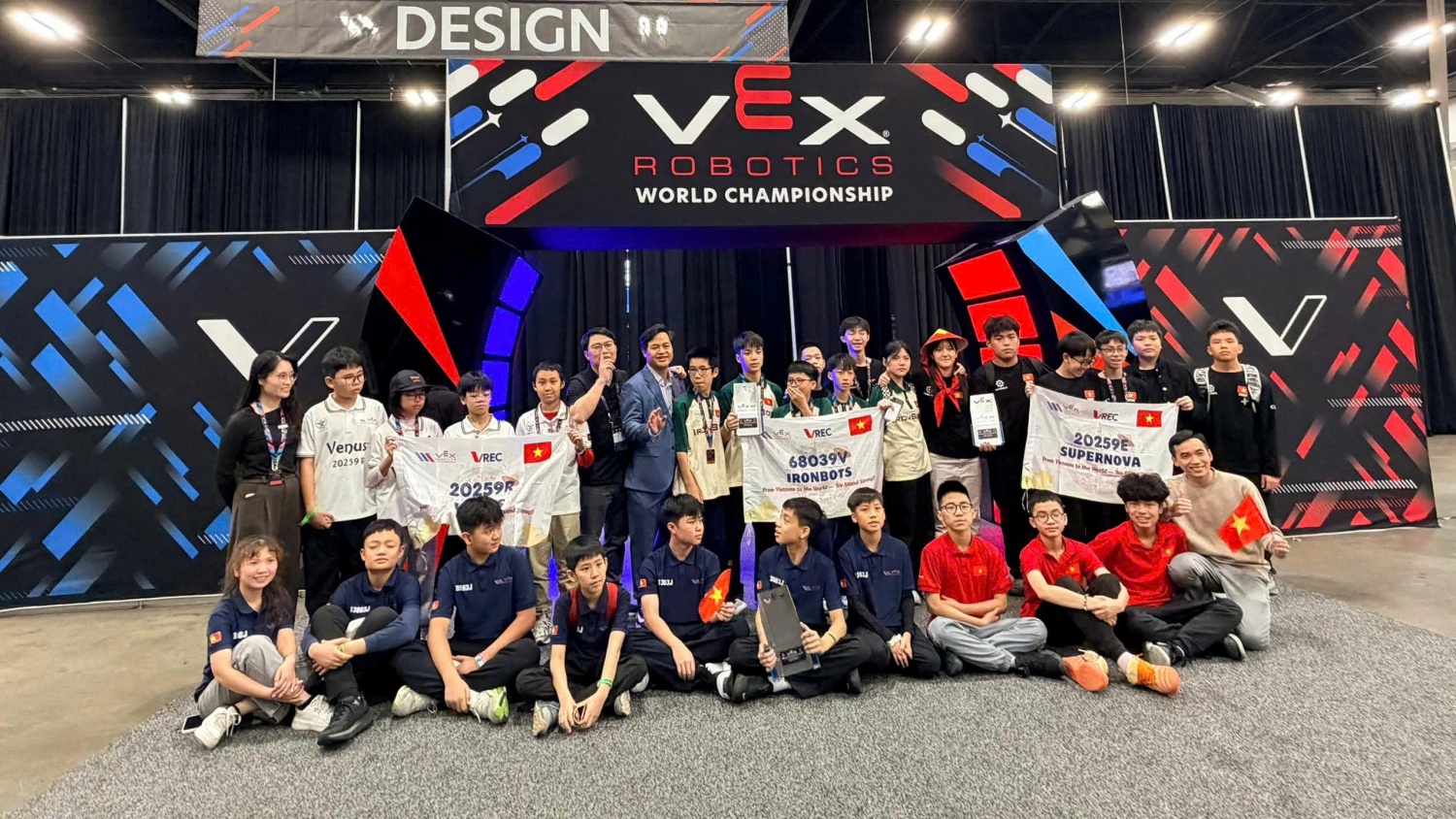 Các đội tuyển Việt Nam ở hạng mục VEX IQ đã giành nhiều thành tích nổi bật, khẳng định bản lĩnh tại đấu trường quốc tế.