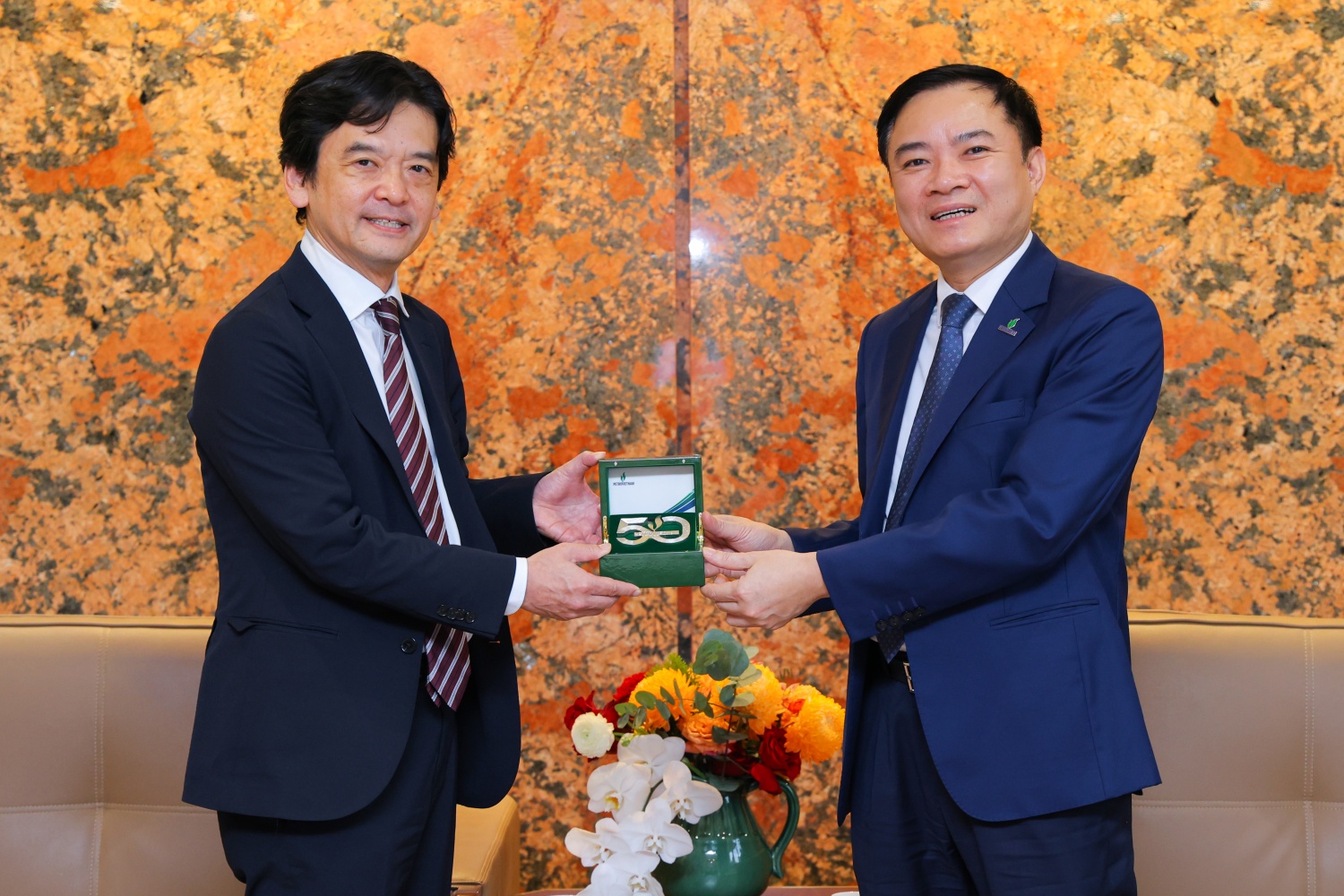 Ông Lê Ngọc Sơn, Chủ tịch HĐTV Petrovietnam tặng quà lưu niệm cho lãnh đạo Công ty Mitsui