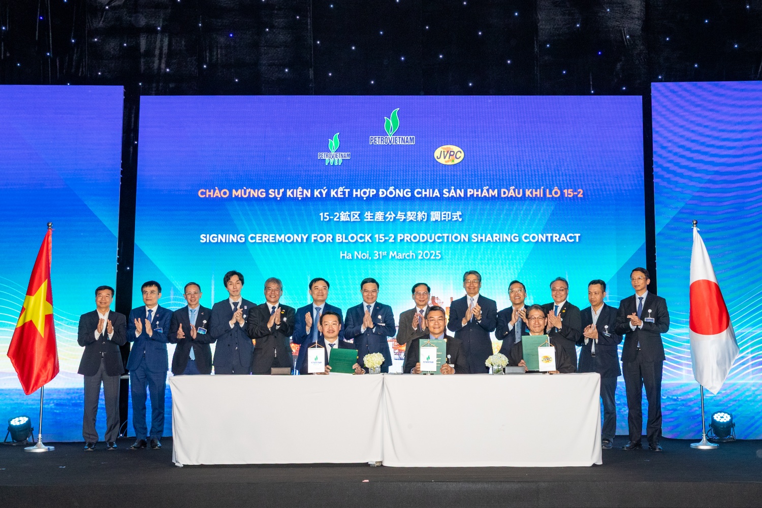 Lãnh đạo Chính phủ, các Bộ, ngành chứng kiến Petrovietnam cùng tổ hợp nhà thầu là PVEP và JVPC ký kết Hợp đồng chia sản phẩm đối với Lô 15-2, bể Cửu Long