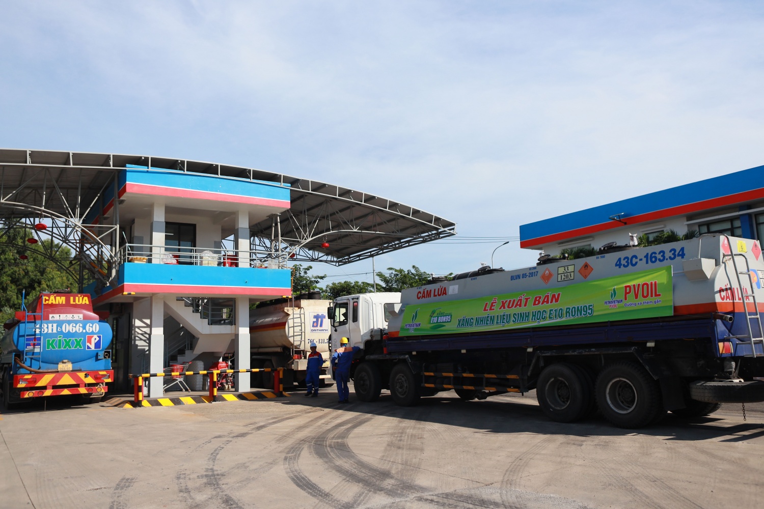 Xe nhập xăng E10 từ trạm xuất sản phẩm của BSR để bán ra thị trường.
