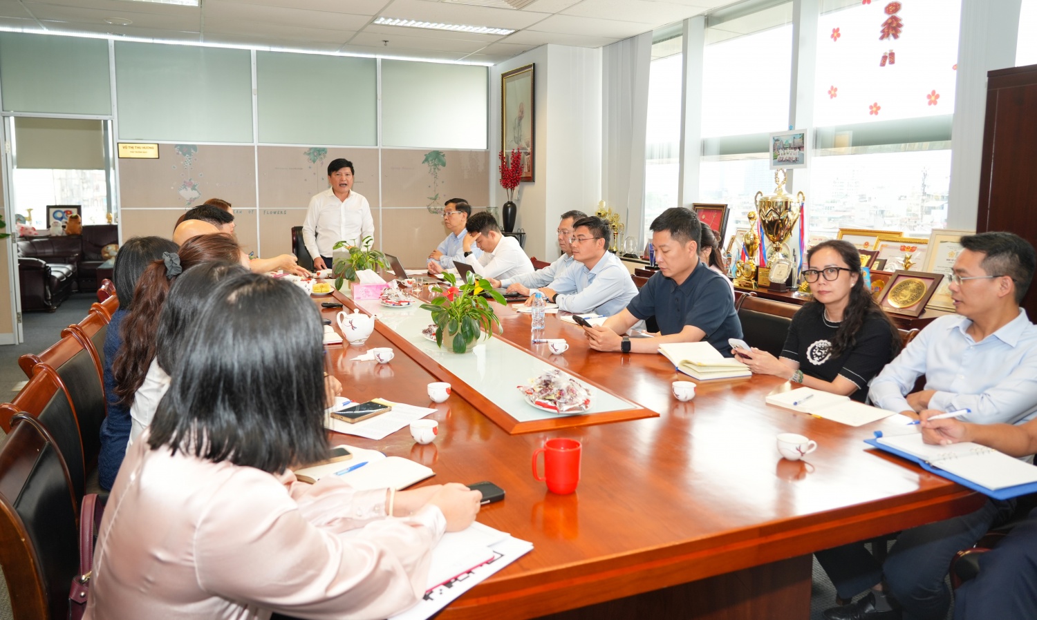 Đồng chí Trần Quang Dũng, Phó Bí thư thường trực Đảng ủy Tập đoàn sinh hoạt cùng Chi bộ Tuyên giáo - Truyền thông.