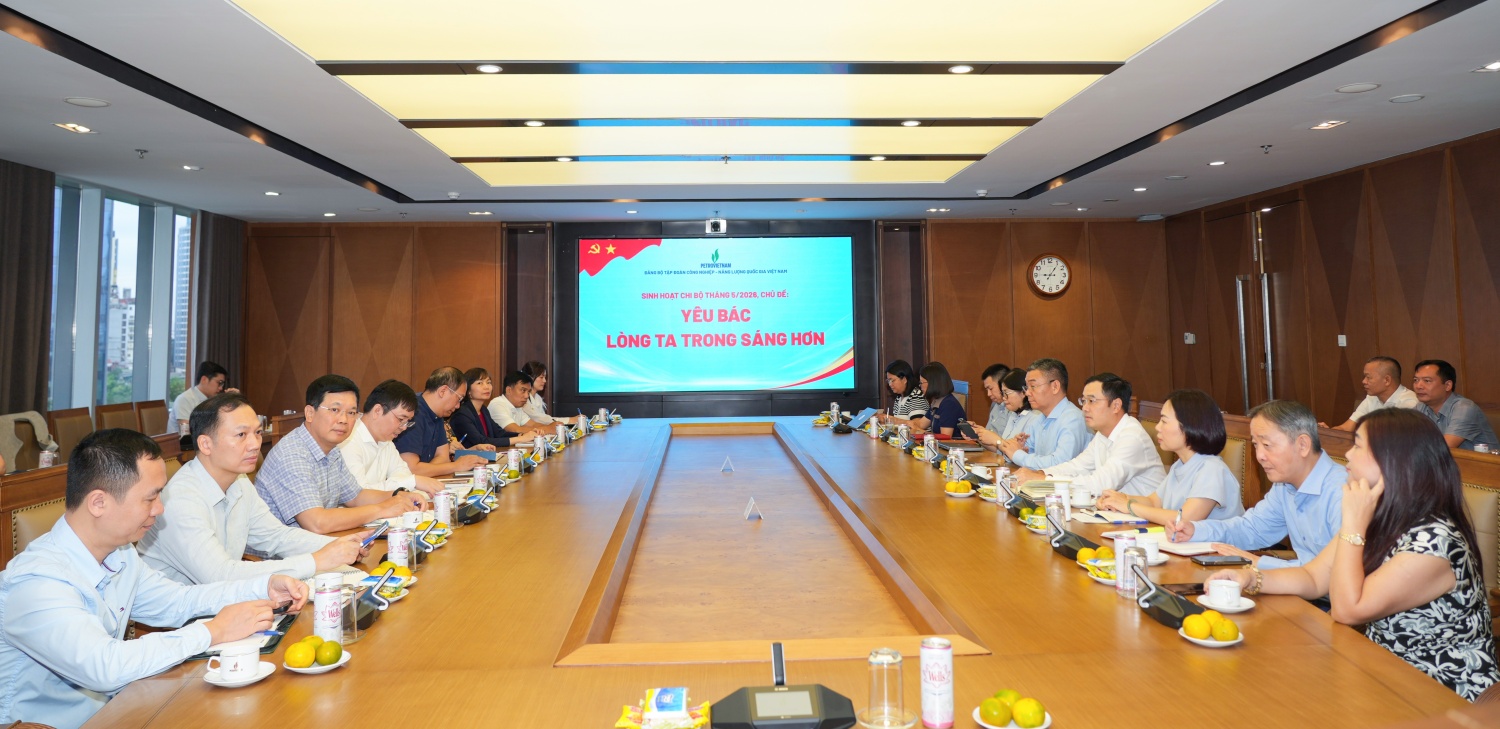 Đồng chí Lê Mạnh Cường - Ủy viên BTV Đảng ủy, Phó Tổng Giám đốc Tập đoàn sinh hoạt tại Chi bộ Ban Quản lý Hợp đồng Dầu khí và Phát triển dự án E&P.