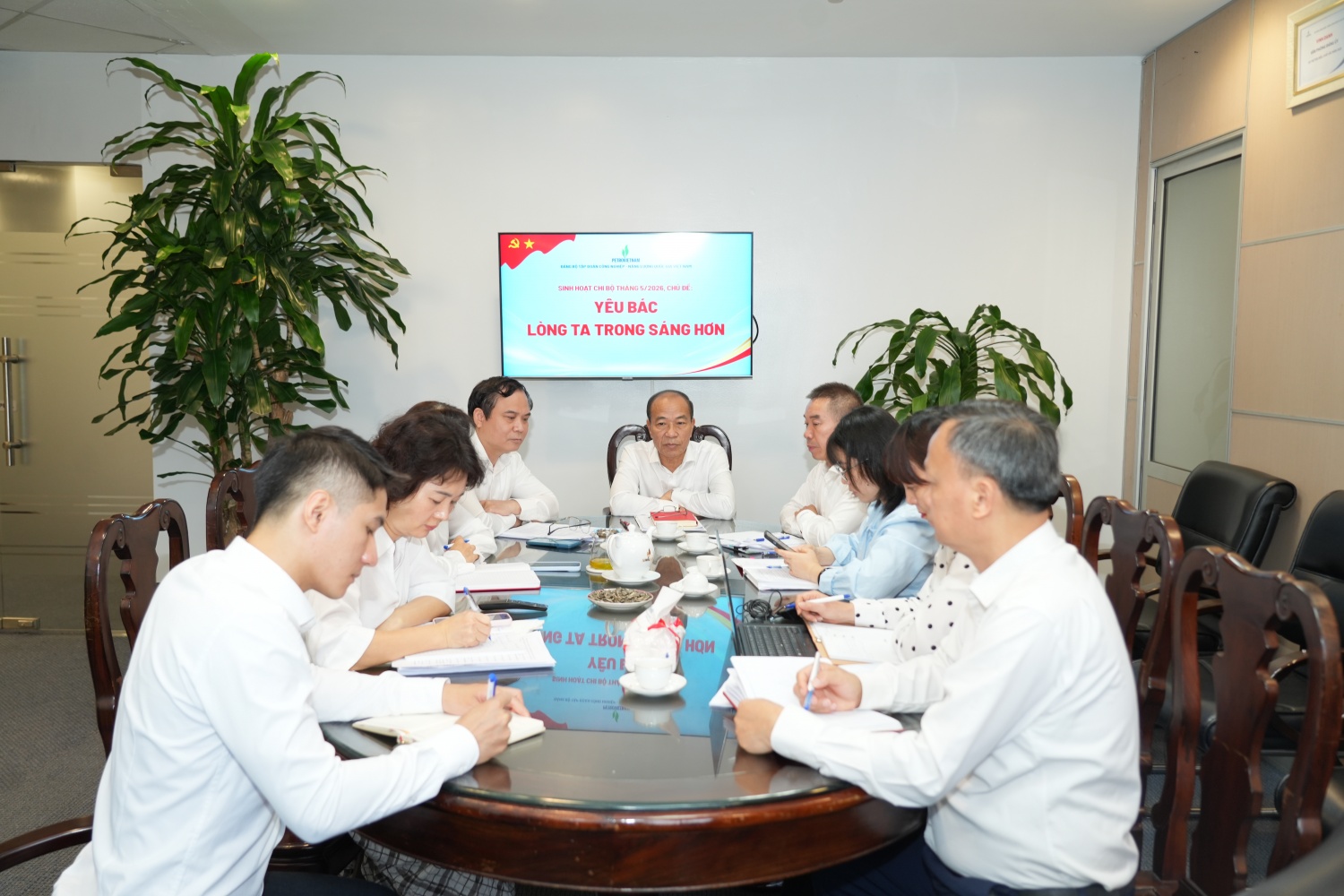 Đồng chí Phạm Quang Dũng - Ủy viên BTV, Chánh Văn phòng Đảng ủy Tập đoàn, Phó Bí thư thường trực Đảng ủy BMQL&ĐH phổ biến, quán triệt các nội dung tại sinh hoạt Chi bộ Văn phòng Đảng ủy Tập đoàn.