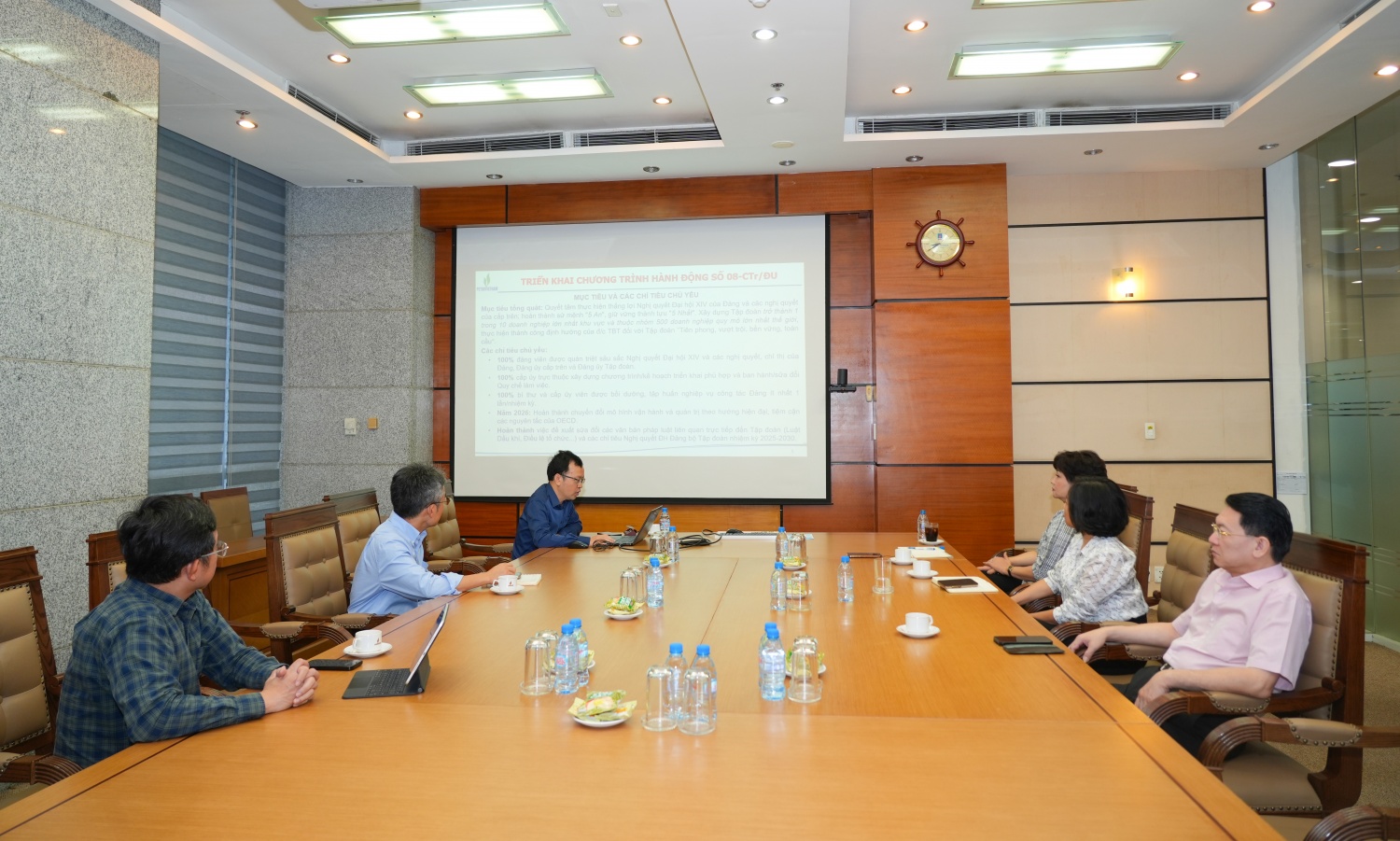 Đồng chí Phạm Tuấn Anh - Ủy viên Ban Chấp hành Đảng bộ, Thành viên HĐTV Tập đoàn sinh hoạt tại Chi bộ Ban Chiến lược.