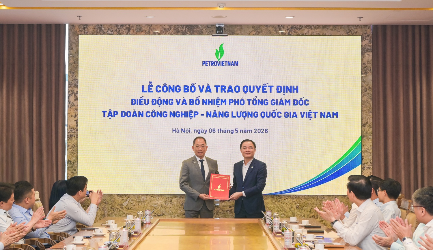 Đồng chí Lê Ngọc Sơn - Bí thư Đảng ủy, Chủ tịch HĐTV Petrovietnam trao quyết định và chúc mừng tân Phó Tổng Giám đốc Petrovietnam Cao Hoài Dương.