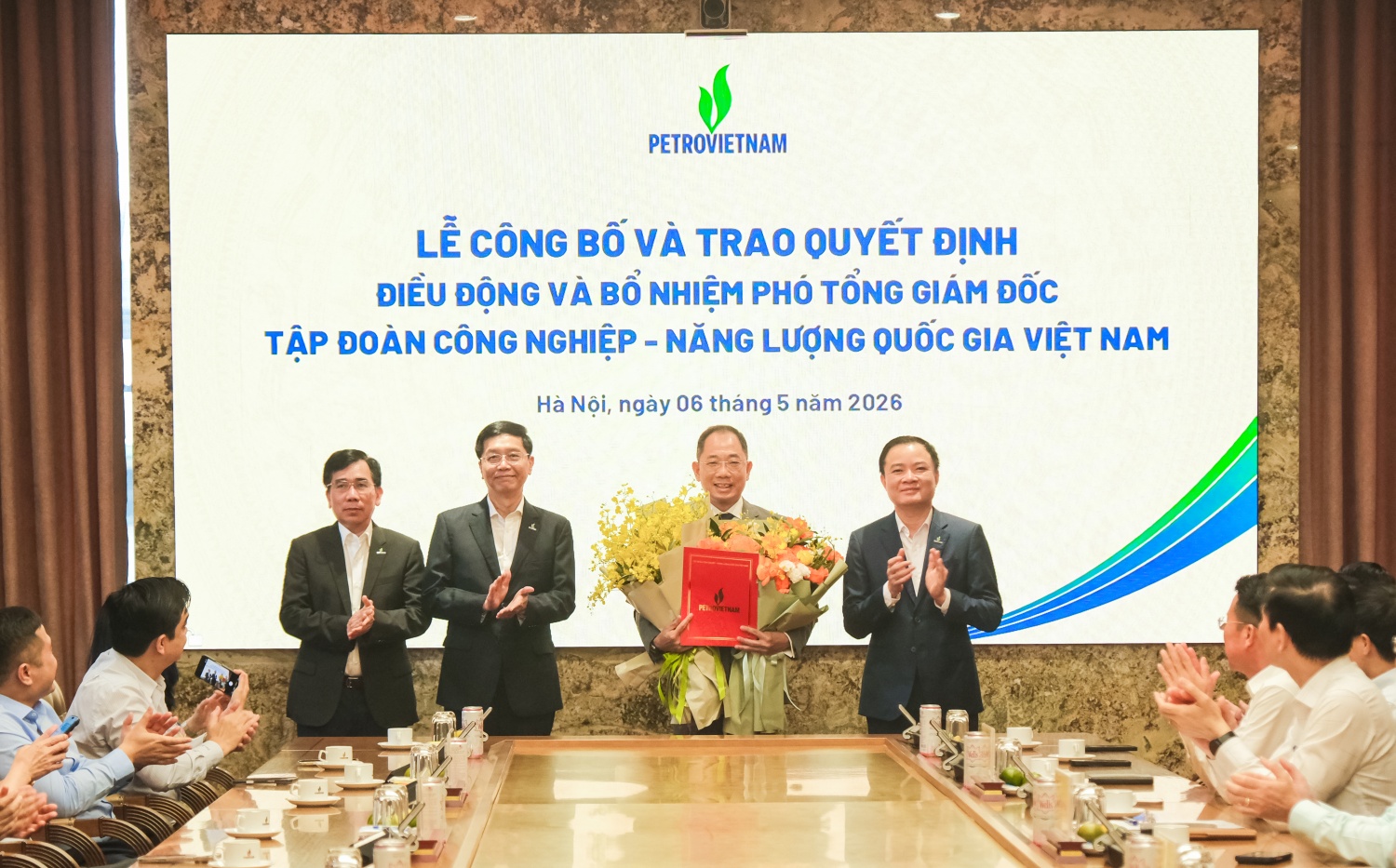 Lãnh đạo Petrovietnam chúc mừng tân Phó Tổng Giám đốc Cao Hoài Dương.