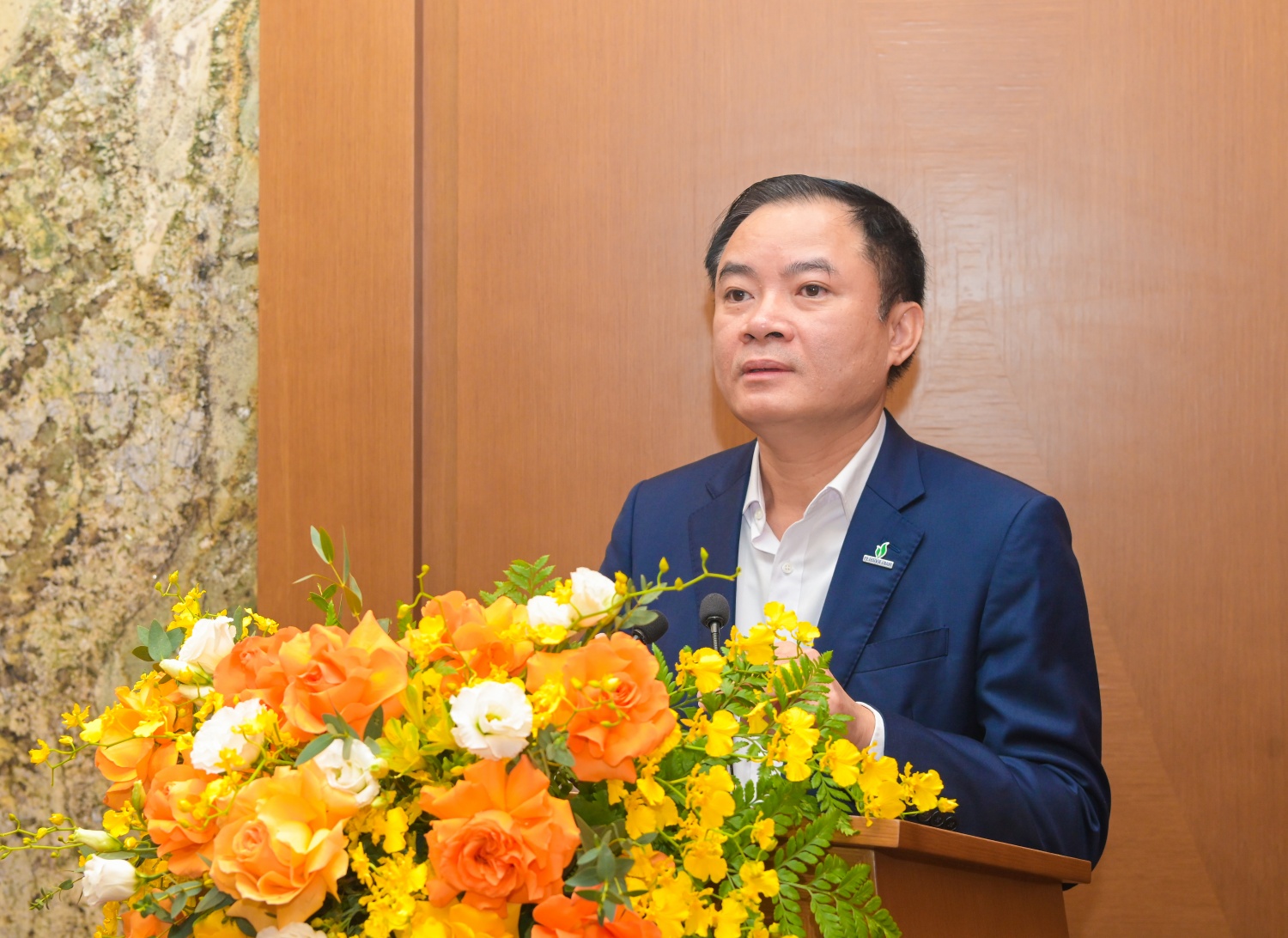 Đồng chí Lê Ngọc Sơn chúc mừng và giao nhiệm vụ cho đồng chí Cao Hoài Dương.
