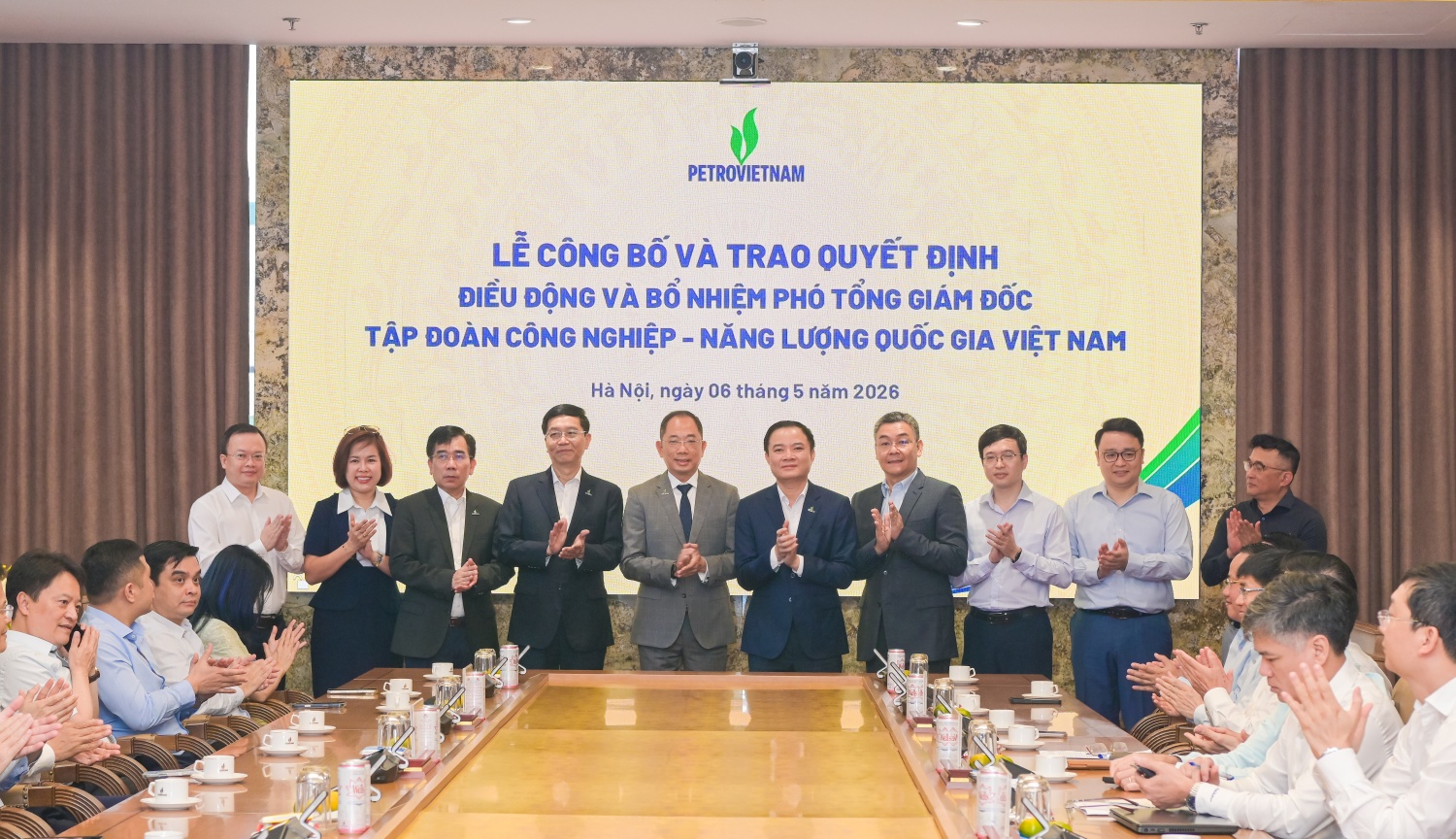 Các đại biểu chúc mừng tân Phó Tổng Giám đốc Petrovietnam Cao Hoài Dương.