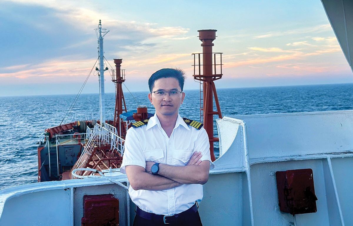 Từ vị trí thủy thủ đến thuyền trưởng và quản lý, mỗi chặng đường của anh Nguyễn Huy Thắng đều gắn với kỷ luật và tinh thần làm việc đến nơi đến chốn
