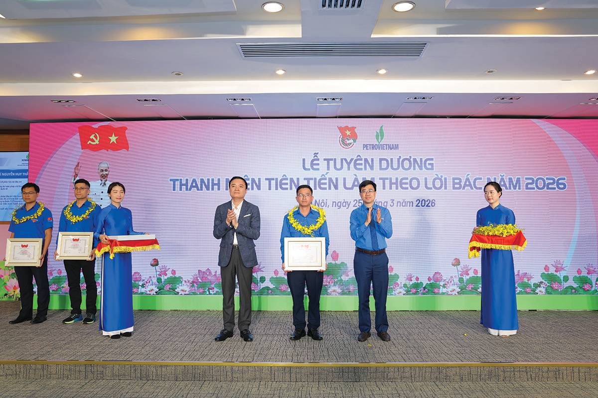 Chủ tịch HĐTV Petrovietnam Lê Ngọc Sơn vinh danh Nhà quản lý trẻ tiêu biểu trong khuôn khổ chương trình “Thanh niên tiên tiến làm theo lời Bác” năm 2026 cho anh Nguyễn Huy Thắng
