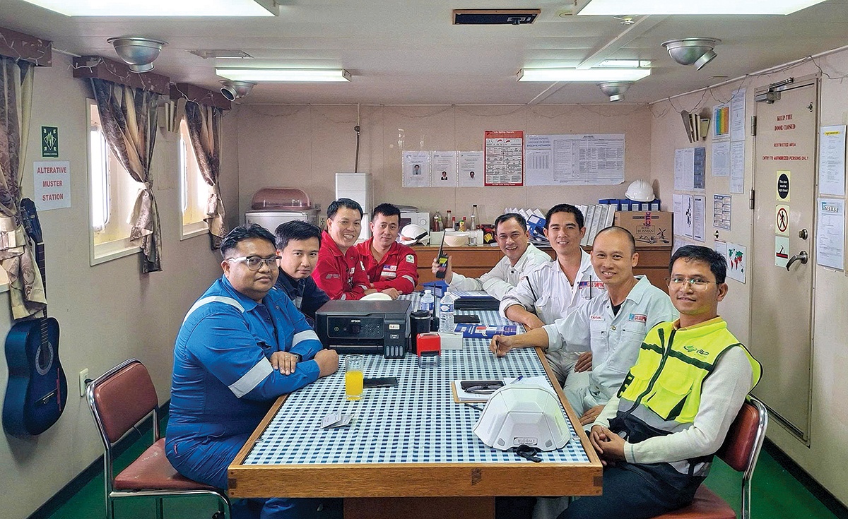 Anh Nguyễn Huy Thắng (áo vàng) trong một chuyến đi tàu - nơi anh duy trì thói quen bám sát thực tế để nâng cao hiệu quả quản lý và bảo đảm an toàn vận hành
