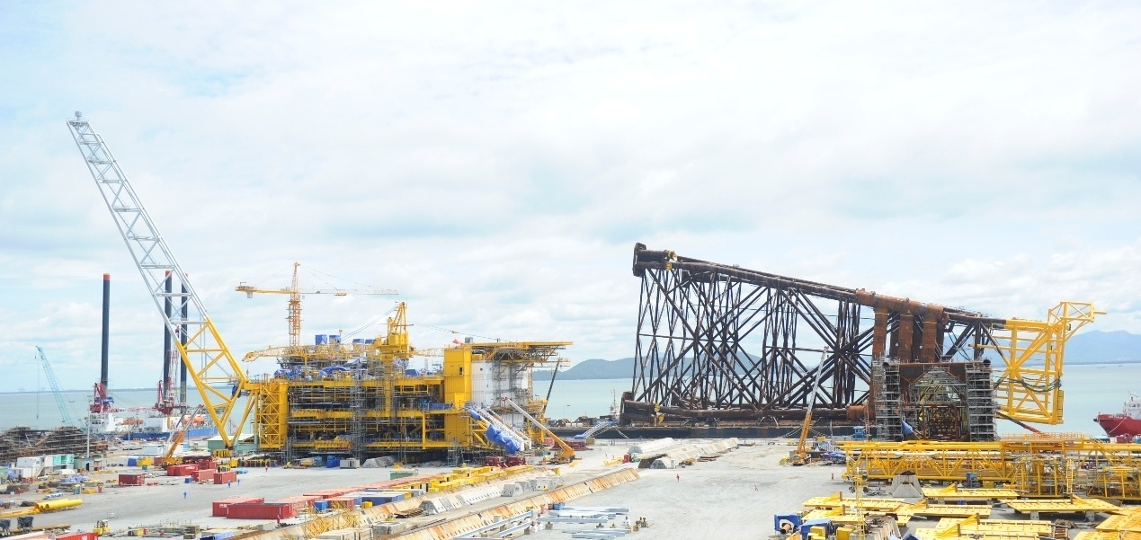 Dự án Biển Đông 01 trên bãi chế tạo của PTSC M&C năm 2011