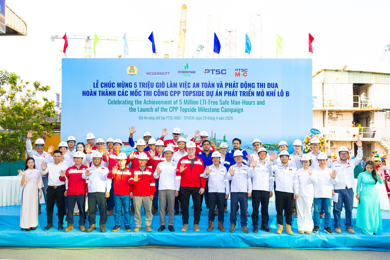 Đội ngũ Dự án Lô B tại lễ ghi nhận cột mốc 5 triệu giờ làm việc an toàn – dấu ấn của tinh thần đồng lòng, kỷ luật và cam kết an toàn trên công trường.