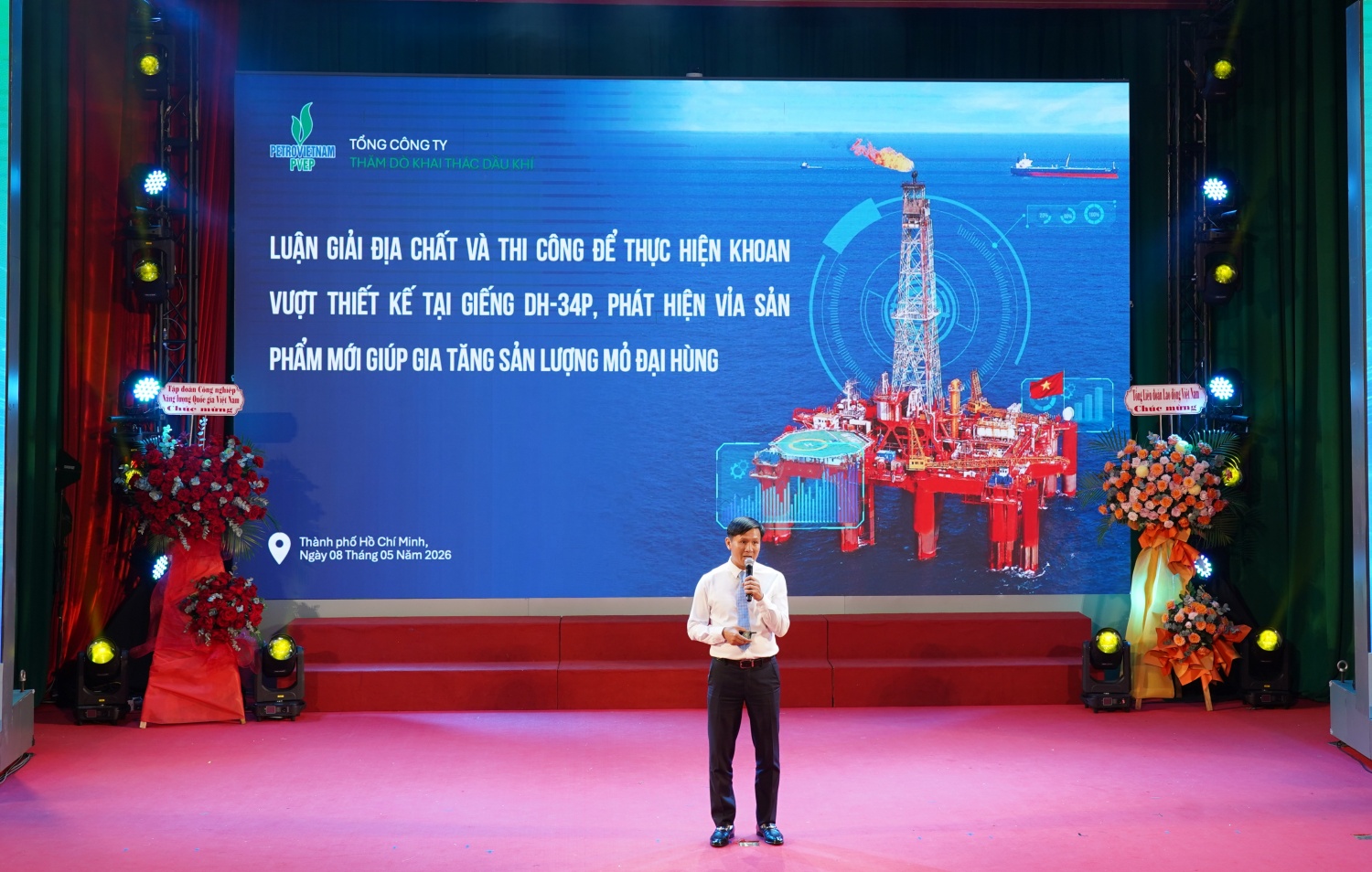 Đại diện NLĐ, nhóm tác giả sáng kiến chia sẻ về giải pháp thực hiện khoan vượt thiết kế, phát hiện vỉa sản phẩm mới tại mỏ Đại Hùng của PVEP.