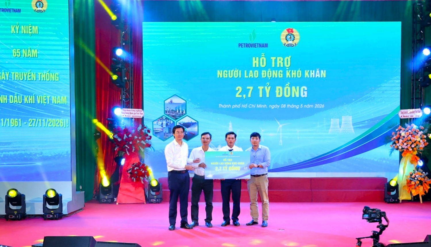Công đoàn Petrovietnam trao hỗ trợ 2,7 tỷ đồng cho 2.700 đoàn viên, NLĐ có hoàn cảnh khó khăn.