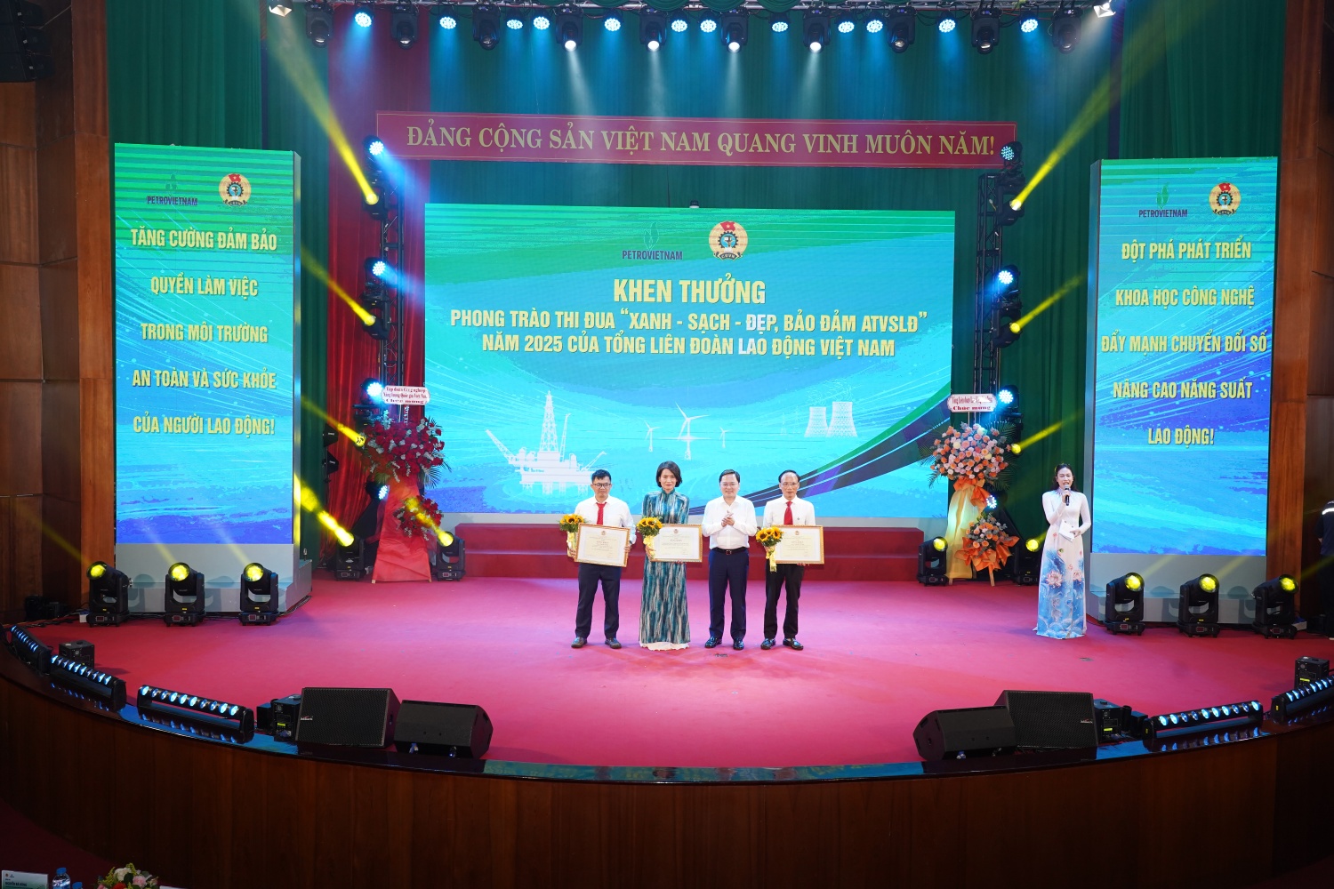 Tổng Liên đoàn Lao động Việt Nam trao Bằng khen cho các tập thể, cá nhân có thành tích xuất sắc trong phong trào thi đua “Xanh - Sạch - Đẹp, bảo đảm an toàn vệ sinh lao động” năm 2025.