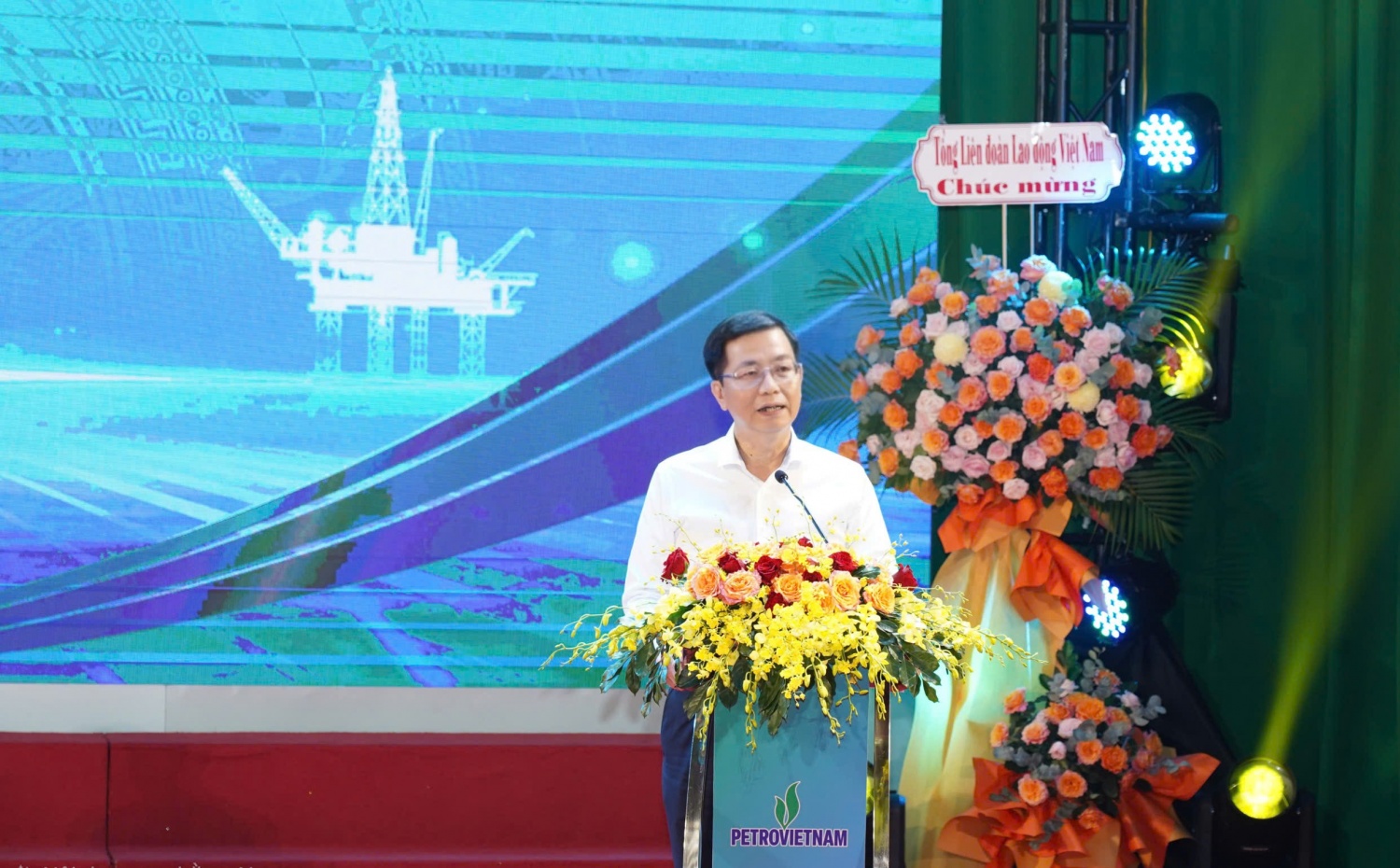 Ông Trần Quang Dũng, Phó Bí thư Thường trực Đảng ủy Petrovietnam nhấn mạnh việc chăm lo NLĐ, bảo đảm ATVSLĐ và nuôi dưỡng sáng tạo phải là nhiệm vụ thường xuyên, góp phần vào sự phát triển bền vững của Tập đoàn.