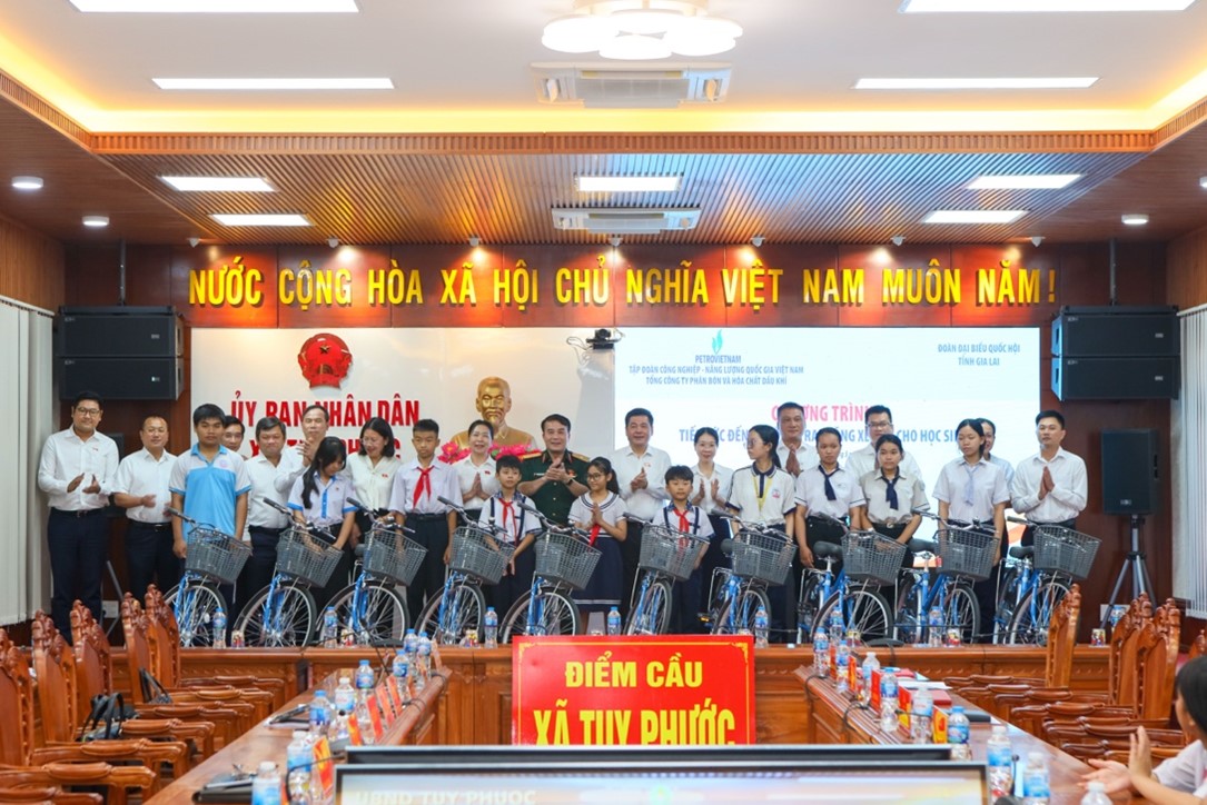 Phó Chủ tịch Quốc hội Nguyễn Hồng Diên, Đoàn ĐBQH tỉnh Gia Lai và đại diện Petrovietnam, PVFCCo trao tặng xe đạp cho các em học sinh tại xã Tuy Phước.