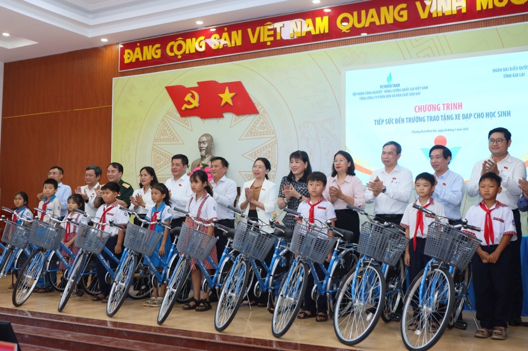 Tại phường Hoài Nhơn Bắc, hàng chục chiếc xe đạp cũng đã được Đoàn ĐBQH tỉnh Gia Lai, Petrovietnam và PVFCCo trao tận tay đến cho các em.