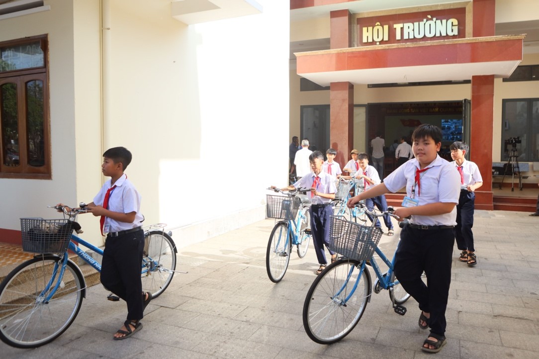 Các em học sinh tại phường Hoài Nhơn Bắc vui mừng đón xe đạp mới về nhà.