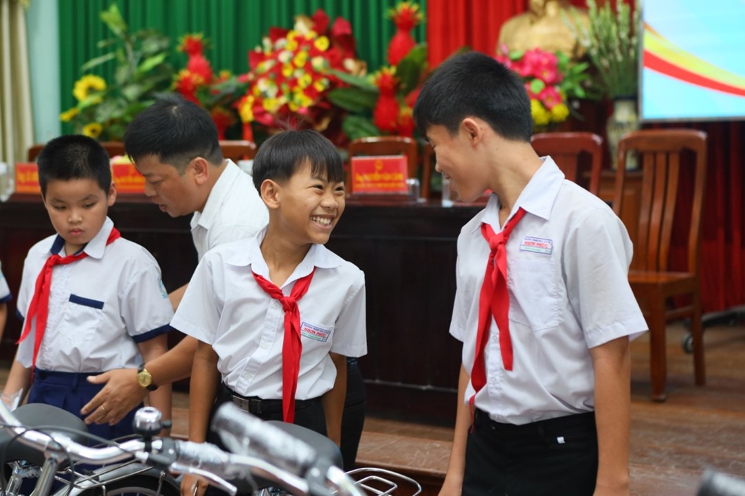 Các em học sinh vui mừng, hạnh phúc khi đón nhận những chiếc xe đạp mới.