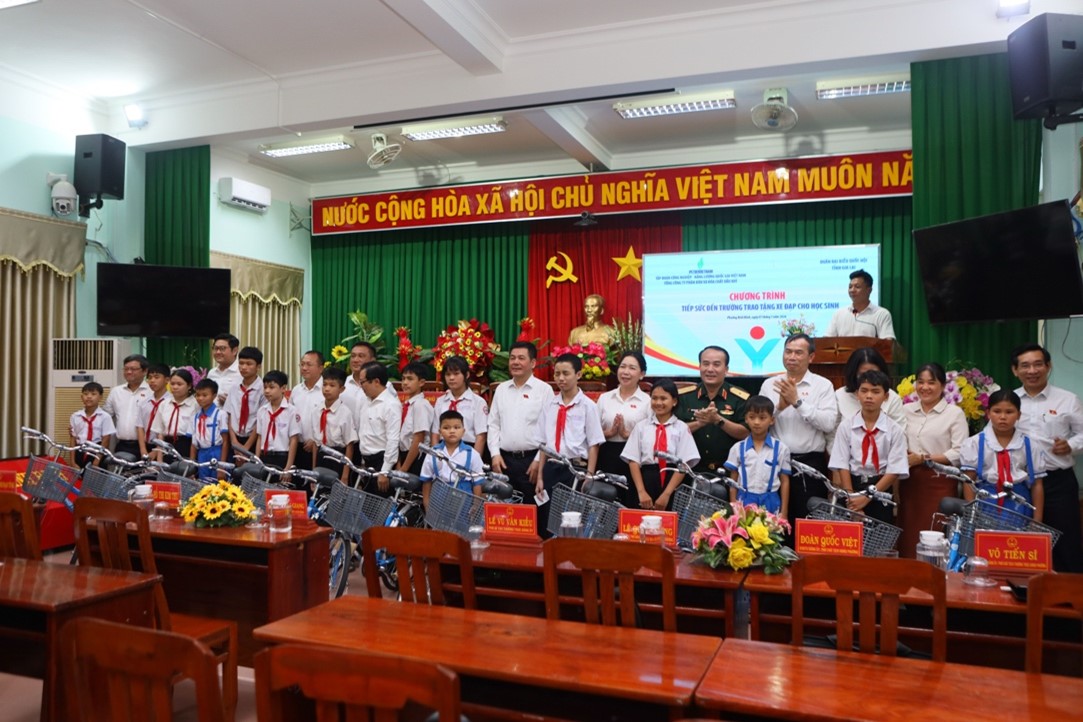 Các đại biểu thuộc Đoàn ĐBQH tỉnh Gia Lai trao tặng xe đạp cho các em học sinh tại phường Bình Định.